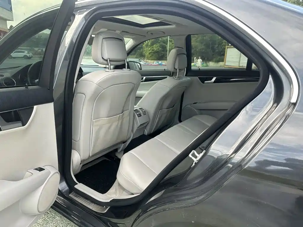 Mercedes-Benz C-Class — миниатюра 6