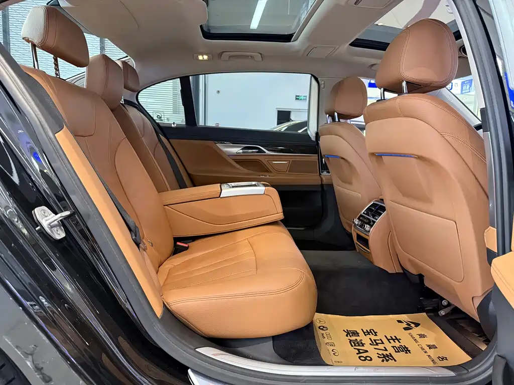 BMW 7 Series — миниатюра 9