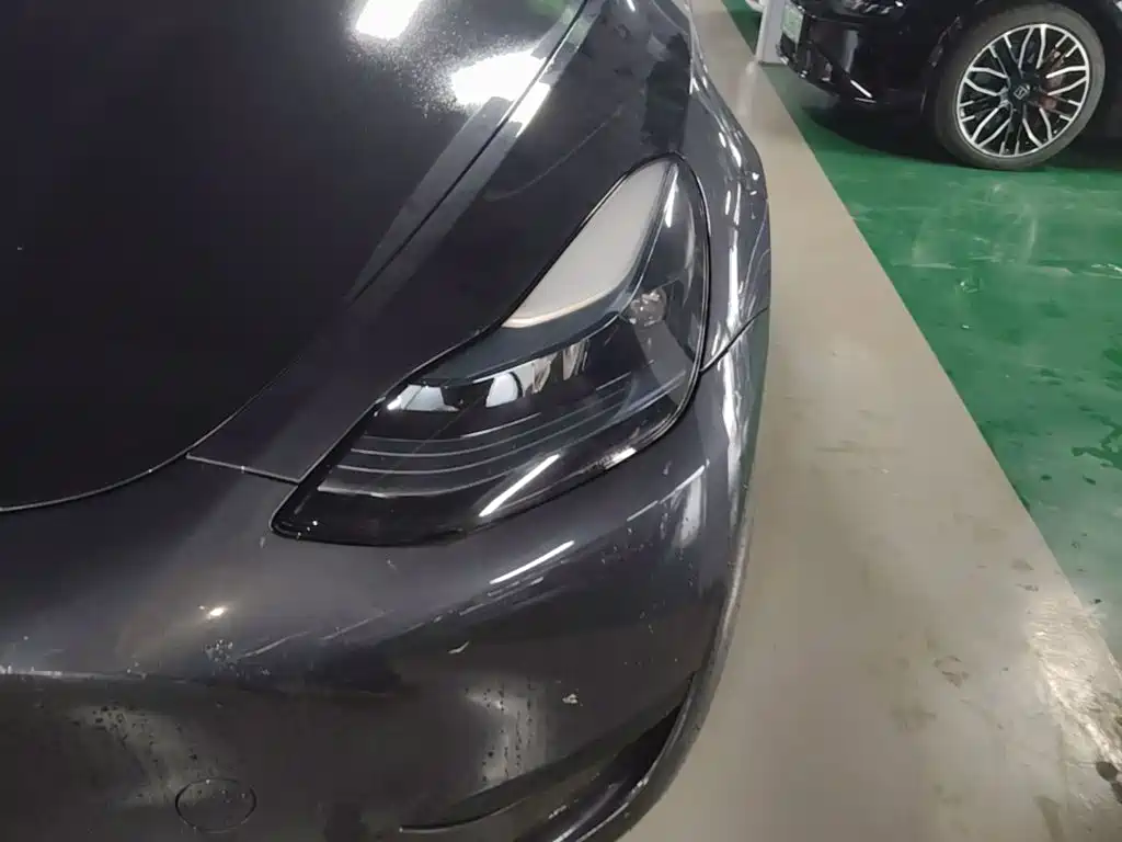 Tesla Model Y — миниатюра 24