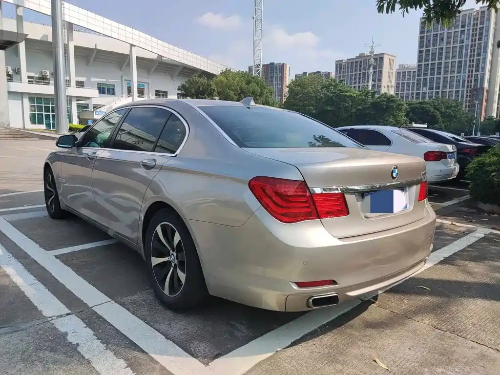 BMW 7 Series — миниатюра 8