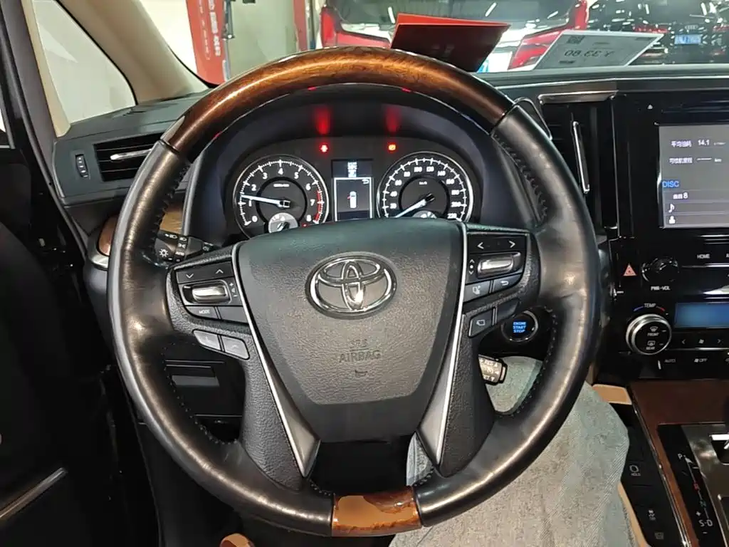Toyota Alphard — миниатюра 11