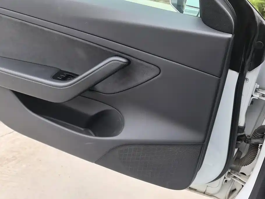 Tesla Model 3 — миниатюра 7