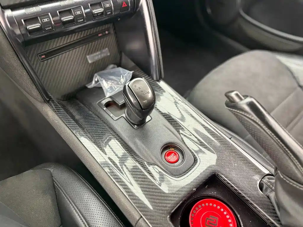 Nissan GT-R — миниатюра 8