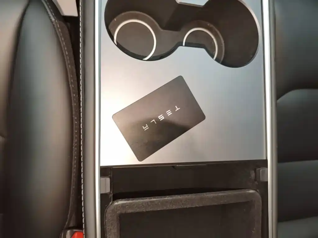 Tesla Model Y — миниатюра 9