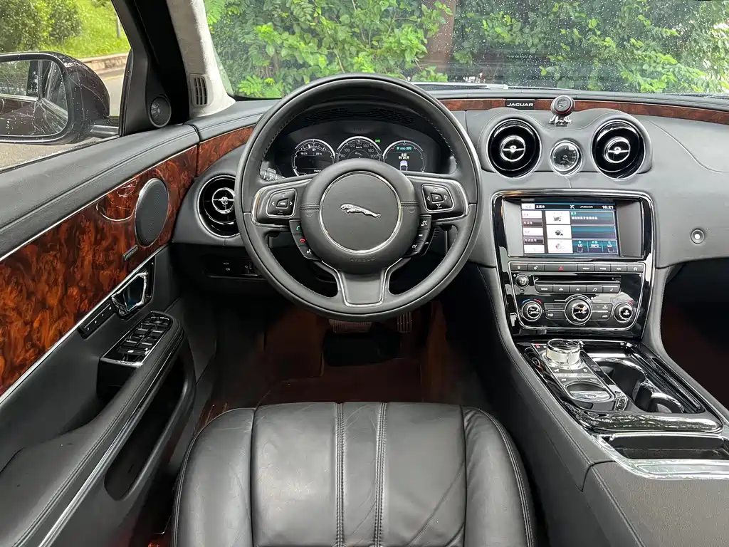 Jaguar XJ — миниатюра 10