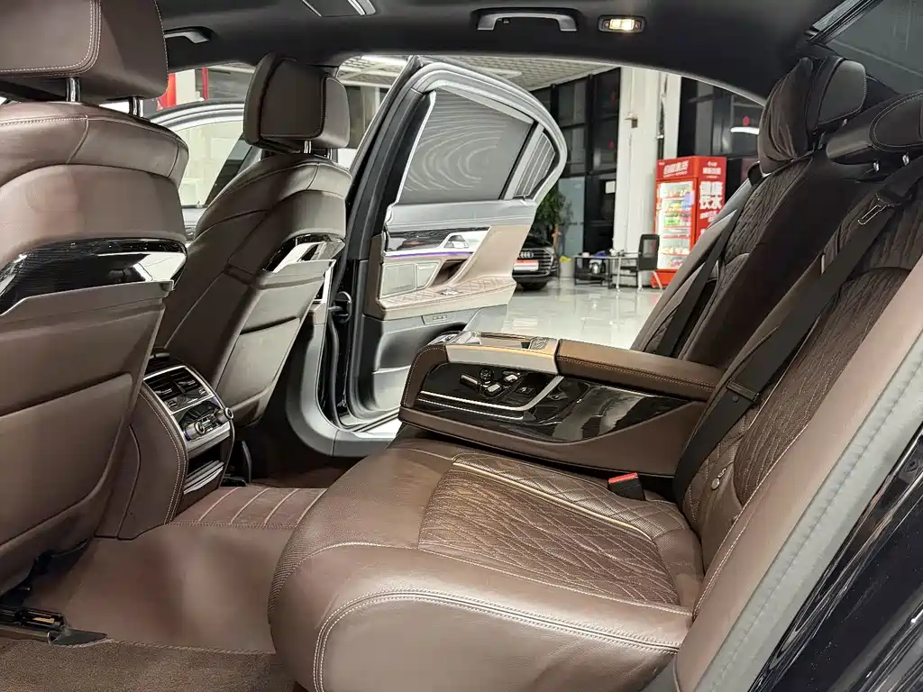 BMW 7 Series — миниатюра 15