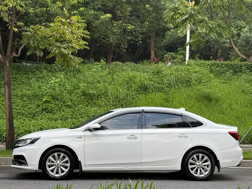 Roewe i6 New Energy — миниатюра 3