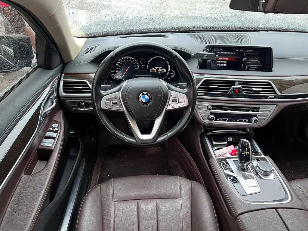 BMW 7 Series — миниатюра 11
