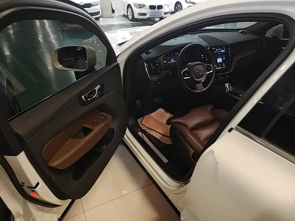 Volvo XC60 PHEV — миниатюра 16