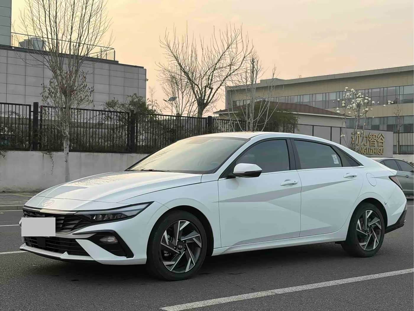 Hyundai Elantra 1.5 л 2023 г. Белый, пробег 10000 км