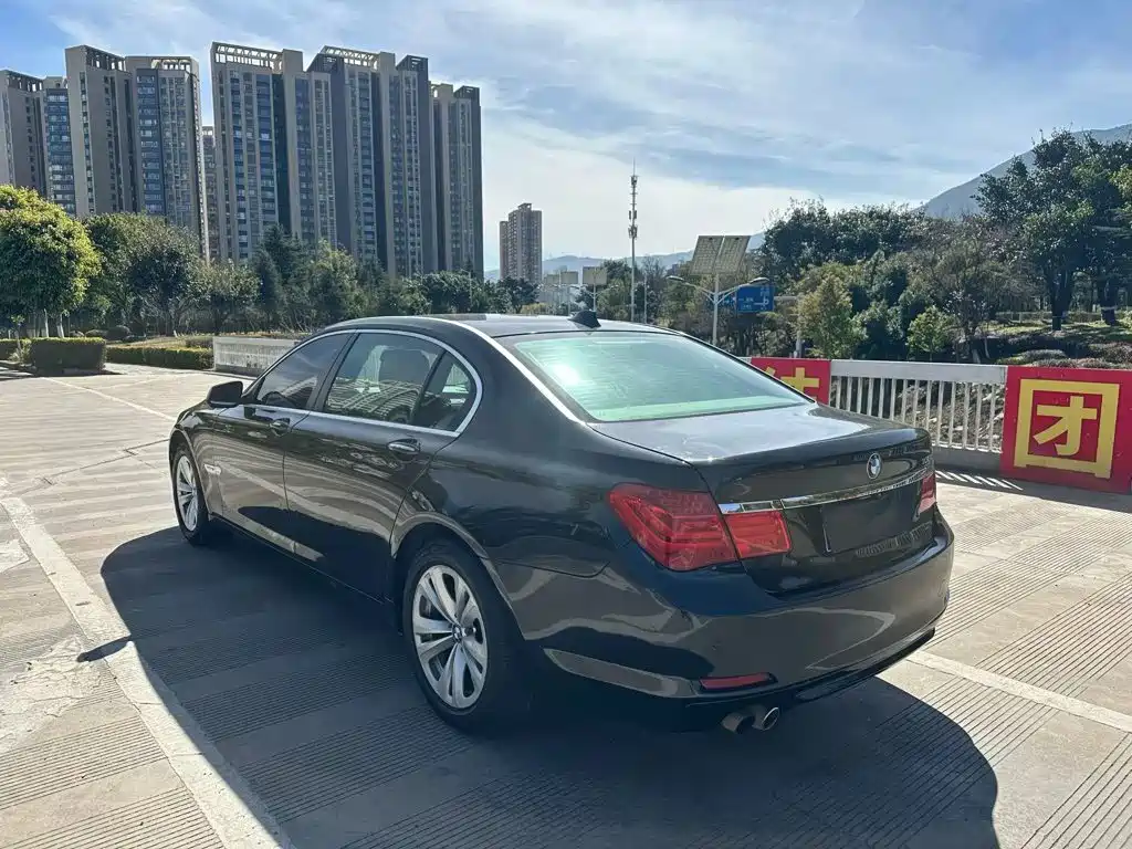 BMW 7 Series — миниатюра 9