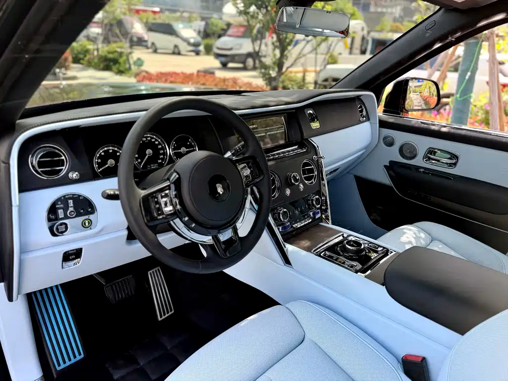Rolls-Royce Cullinan 2024 мест