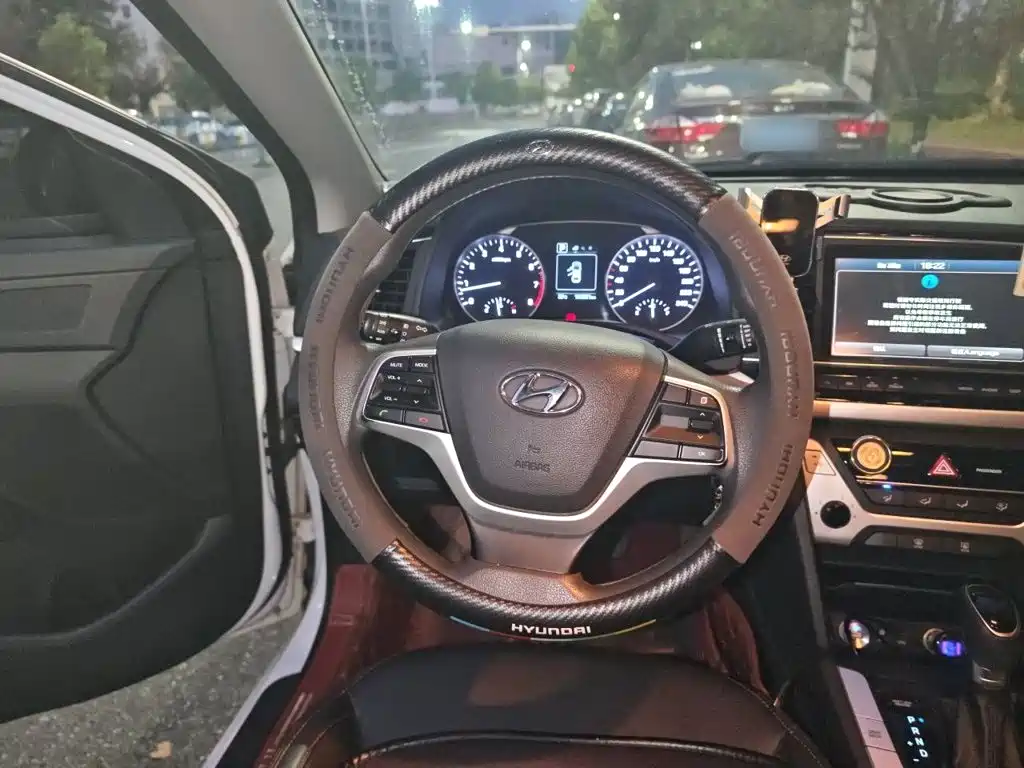 Hyundai Elantra — миниатюра 3