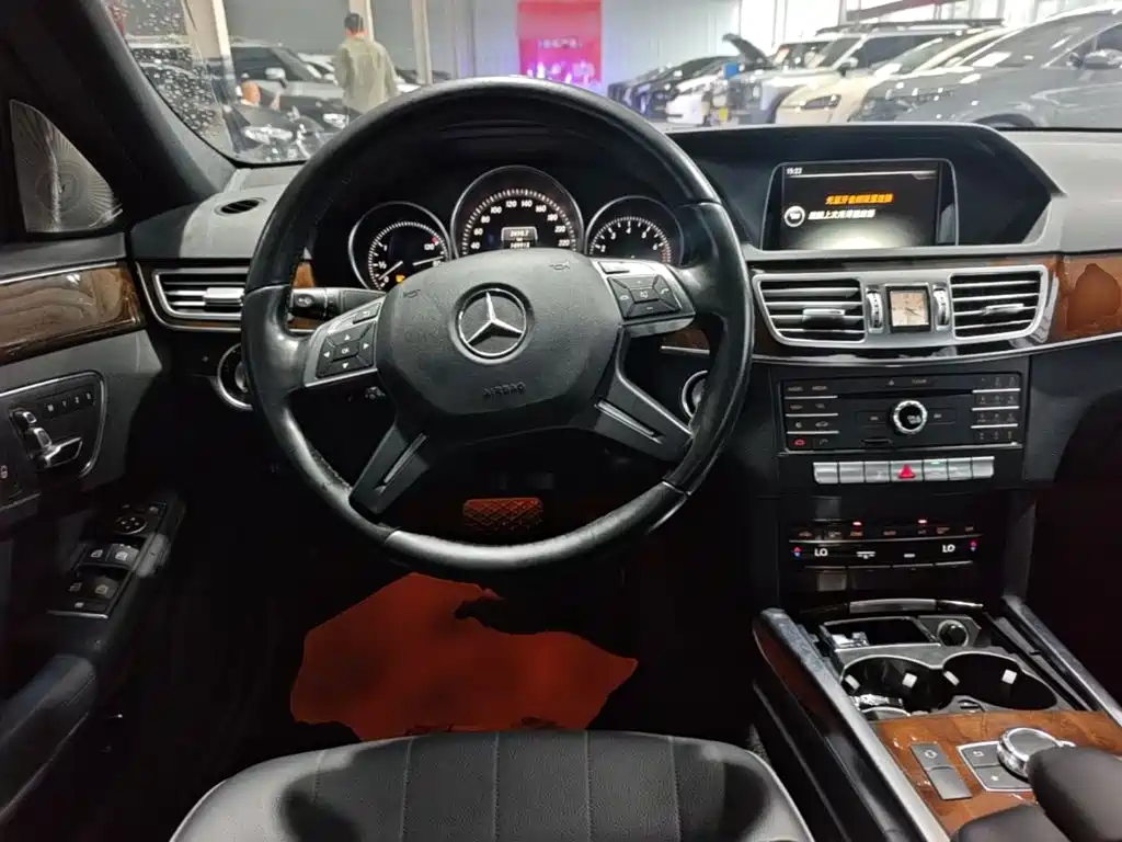 Mercedes-Benz E-Class — миниатюра 11