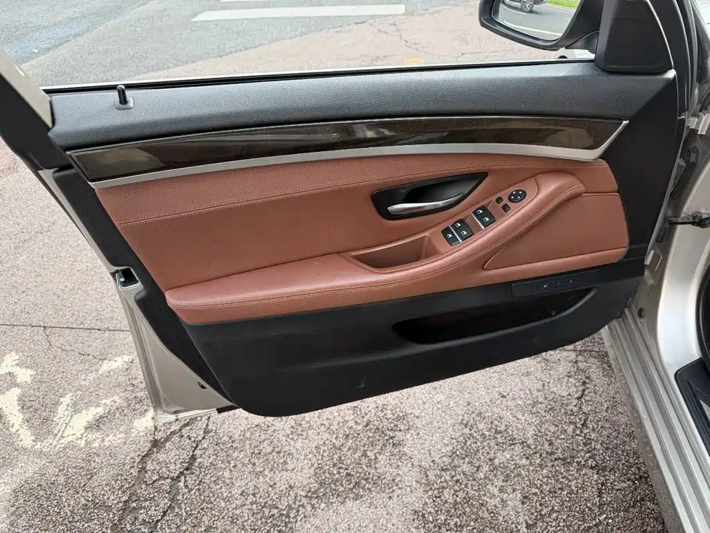 BMW 5 Series — миниатюра 6