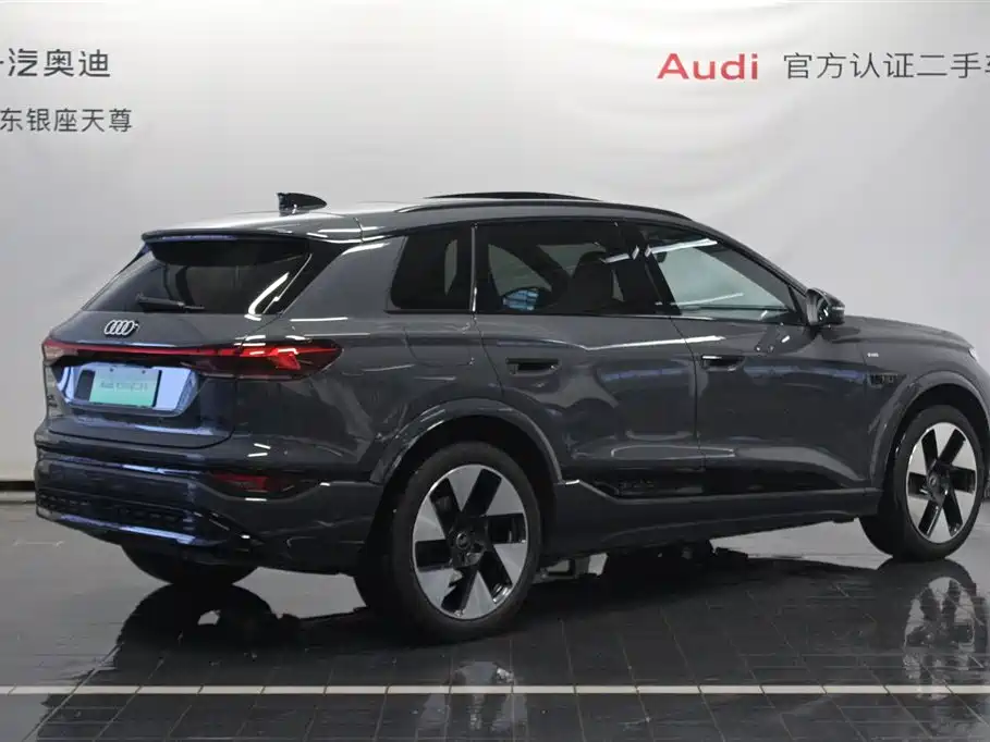 AUDI Q6L E TRON