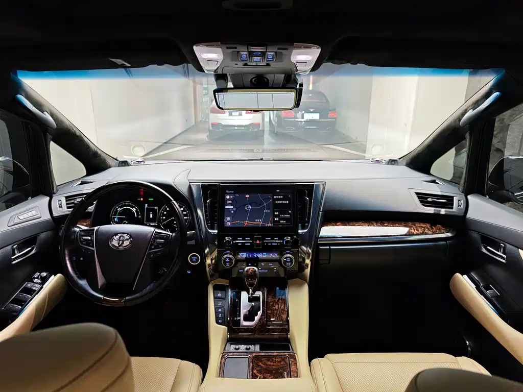 Toyota Alphard — миниатюра 5