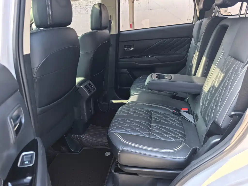 MITSUBISHI OUTLANDER