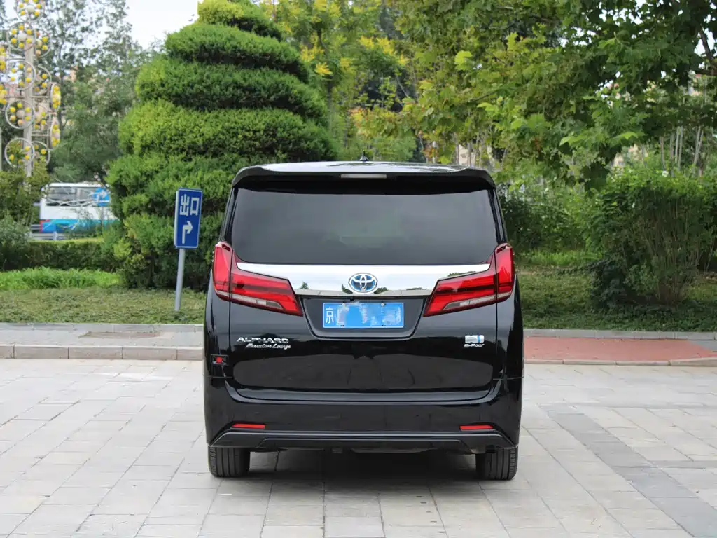 Toyota Alphard — миниатюра 5