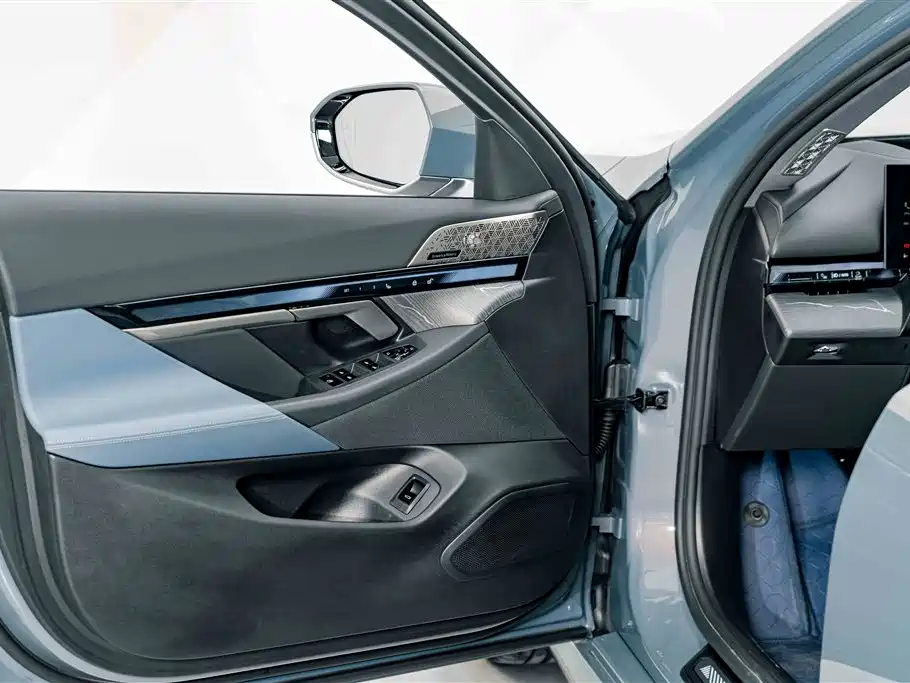 BMW 5 Series — миниатюра 18