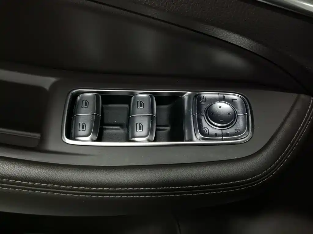 Roewe RX8 — миниатюра 9