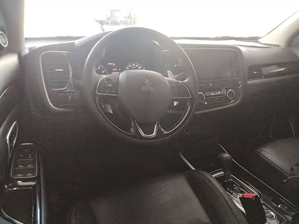 Mitsubishi Outlander — миниатюра 10
