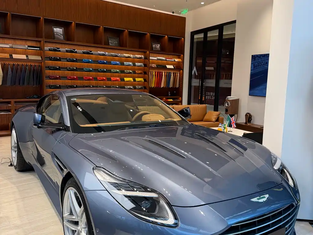 Aston Martin DB12 — миниатюра 3
