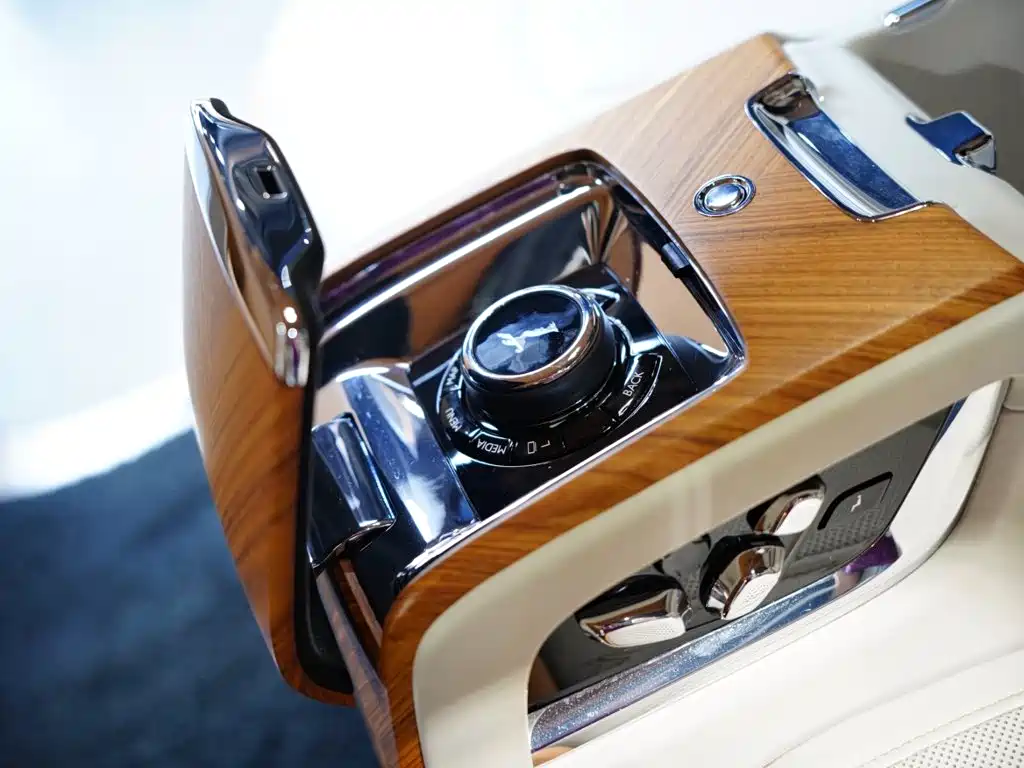 Rolls-Royce Cullinan — миниатюра 32