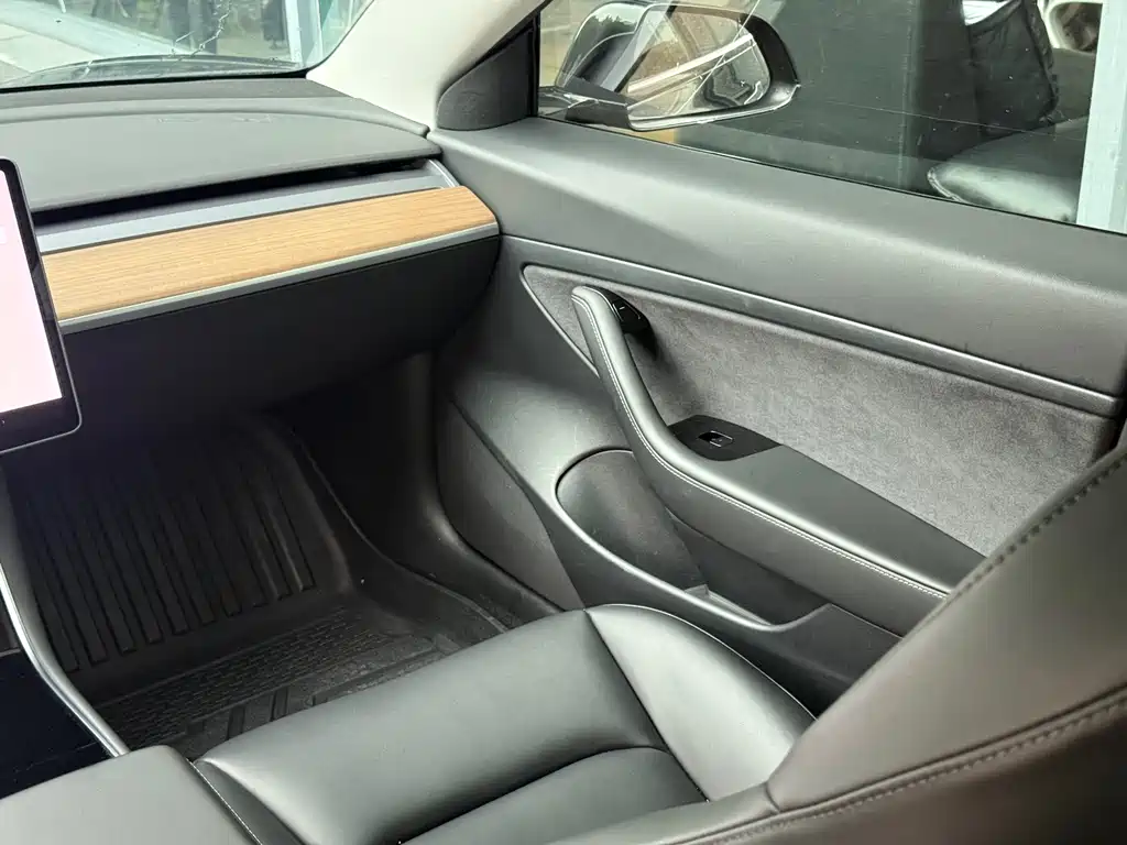 Tesla Model 3 — миниатюра 6