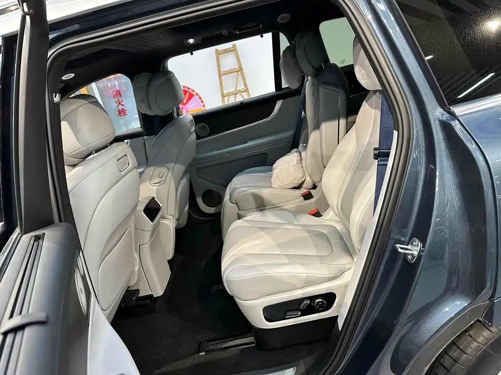 AITO ASK THE WORLD M9