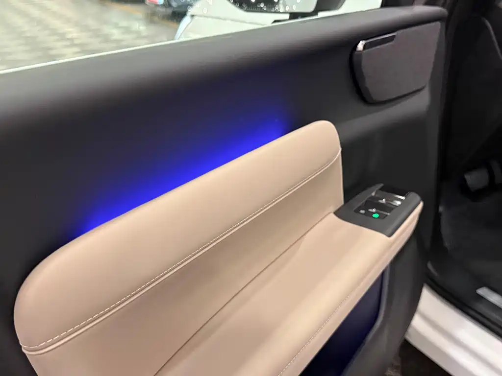 Volvo XC70 PHEV — миниатюра 11