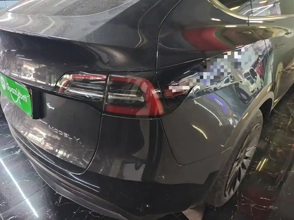 Tesla Model Y — миниатюра 8