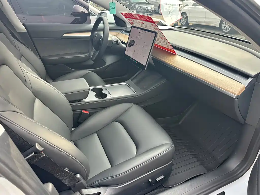 Tesla Model 3 — миниатюра 7