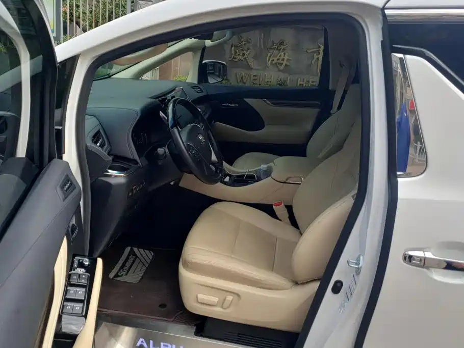Toyota Alphard — миниатюра 9