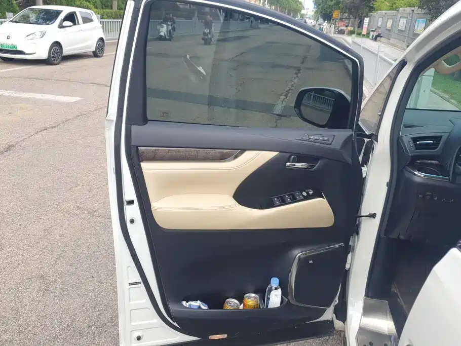Toyota Alphard — миниатюра 7