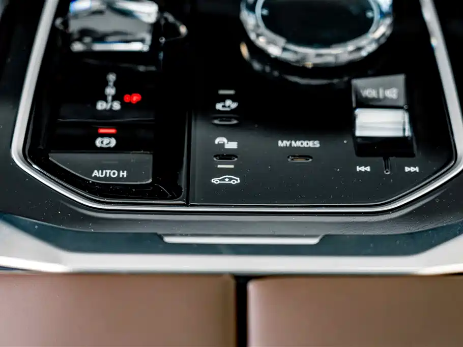 BMW 7 Series — миниатюра 13