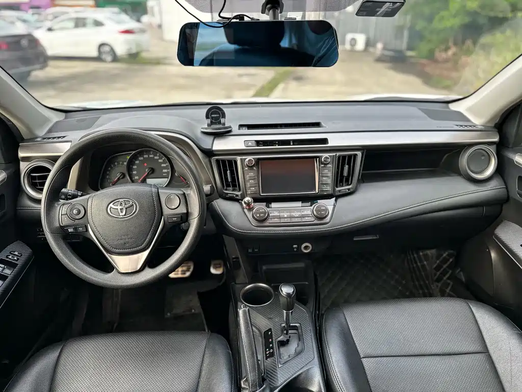 Toyota RAV4 — миниатюра 7