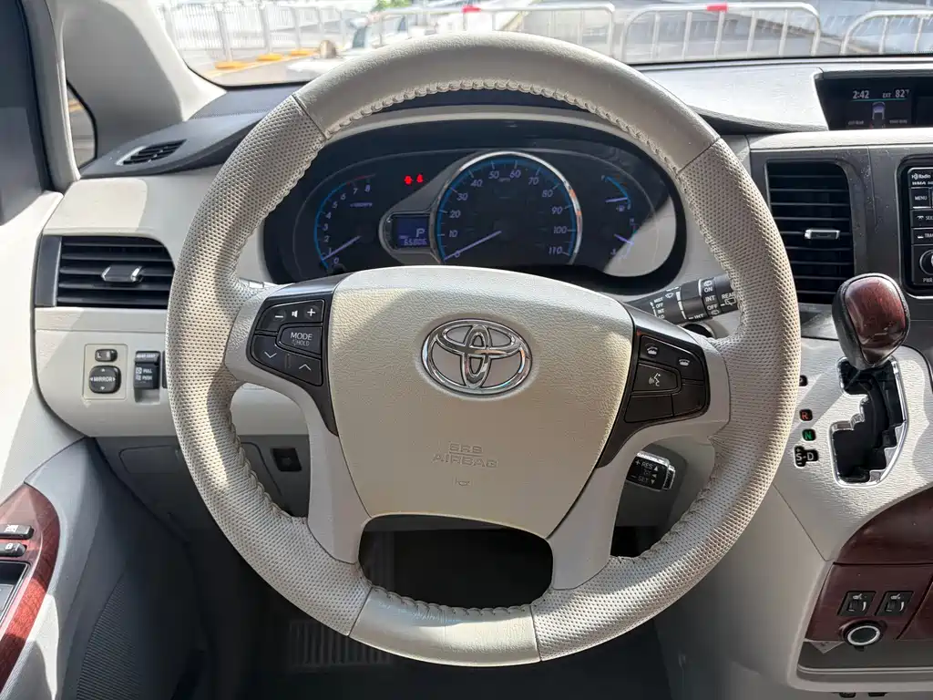 Toyota Sienna — миниатюра 12