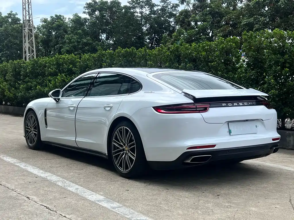 PORSCHE PANAMERA