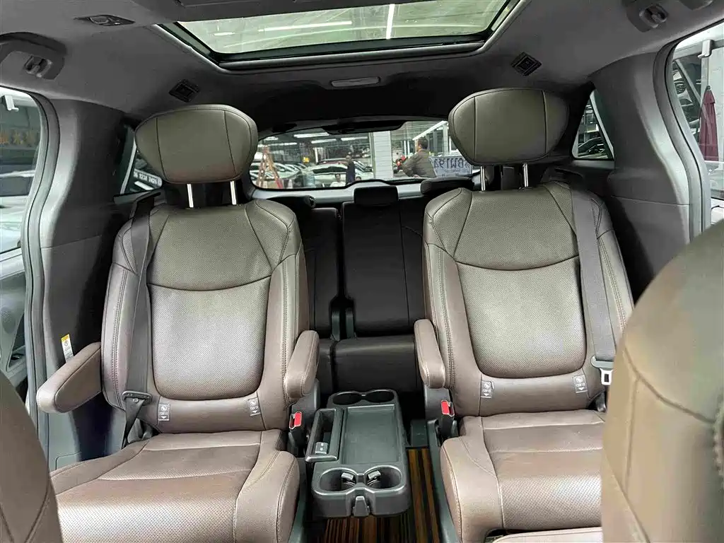 Toyota Sienna — миниатюра 18