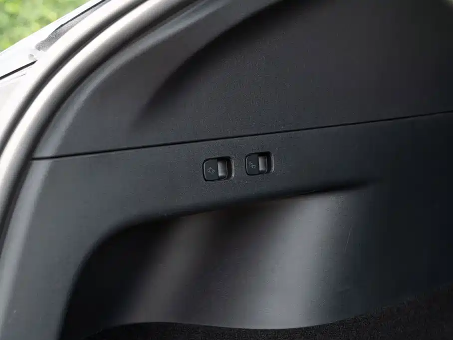 Tesla Model Y — миниатюра 7
