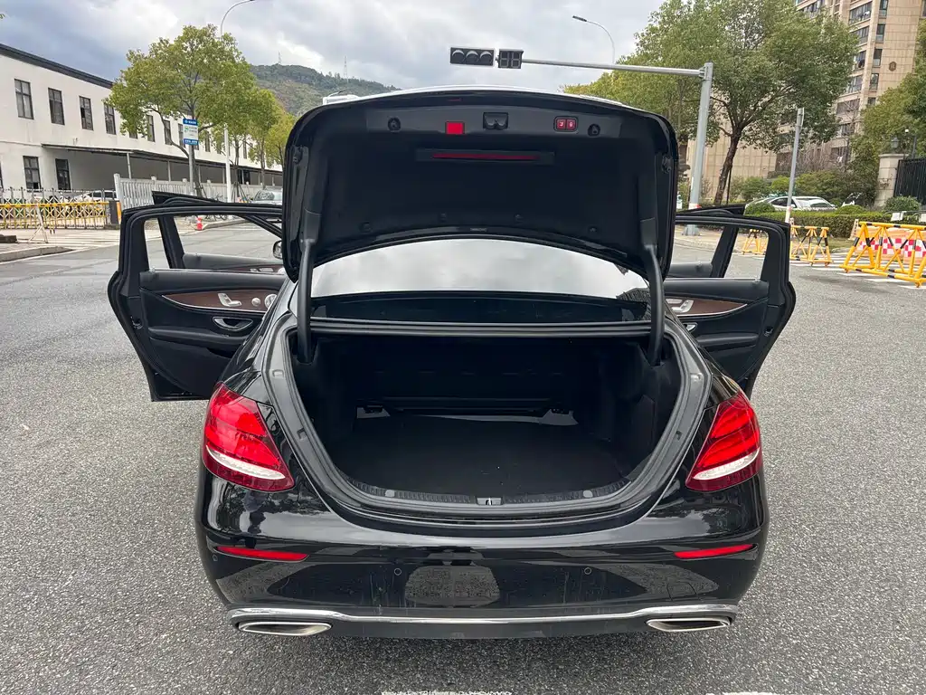 MERCEDES-BENZ E CLASS