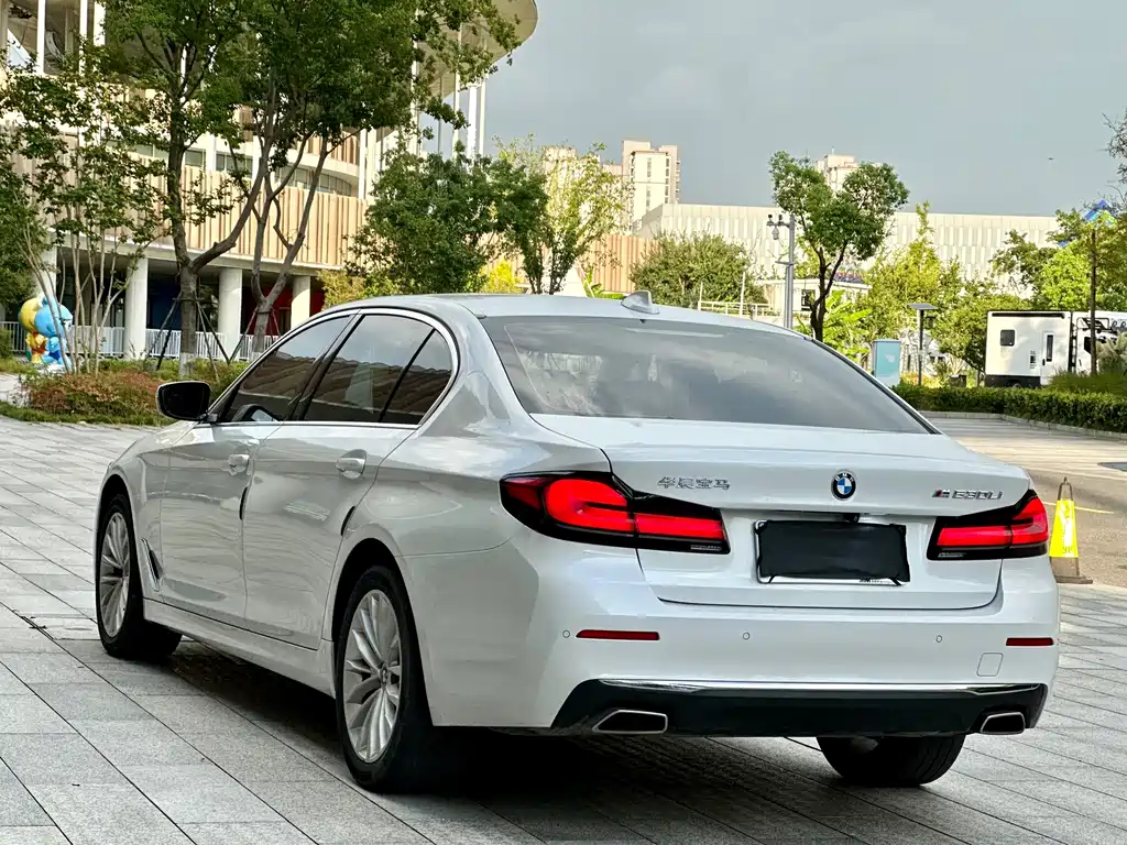 BMW 5 Series — миниатюра 4