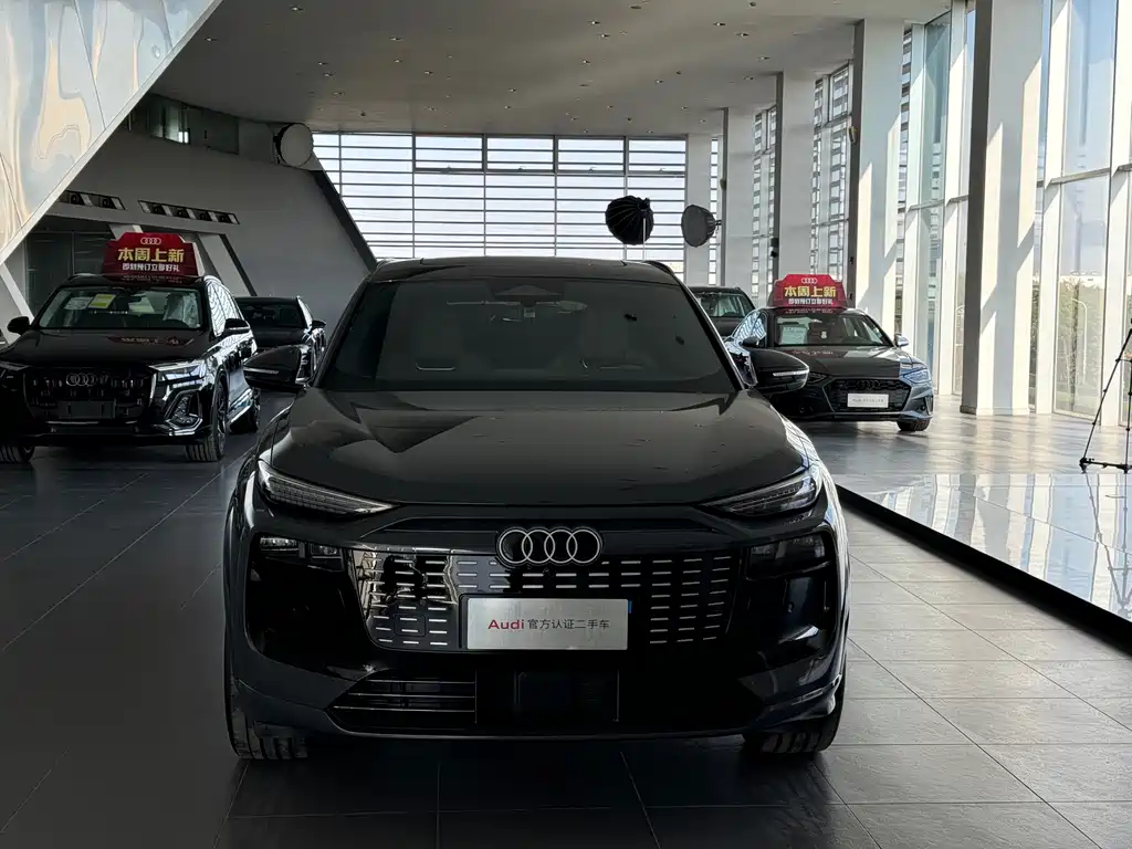 AUDI Q6L E TRON
