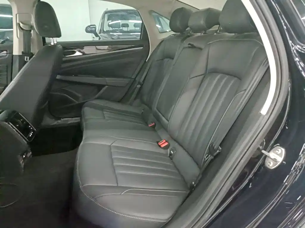Volkswagen Passat PHEV — миниатюра 17