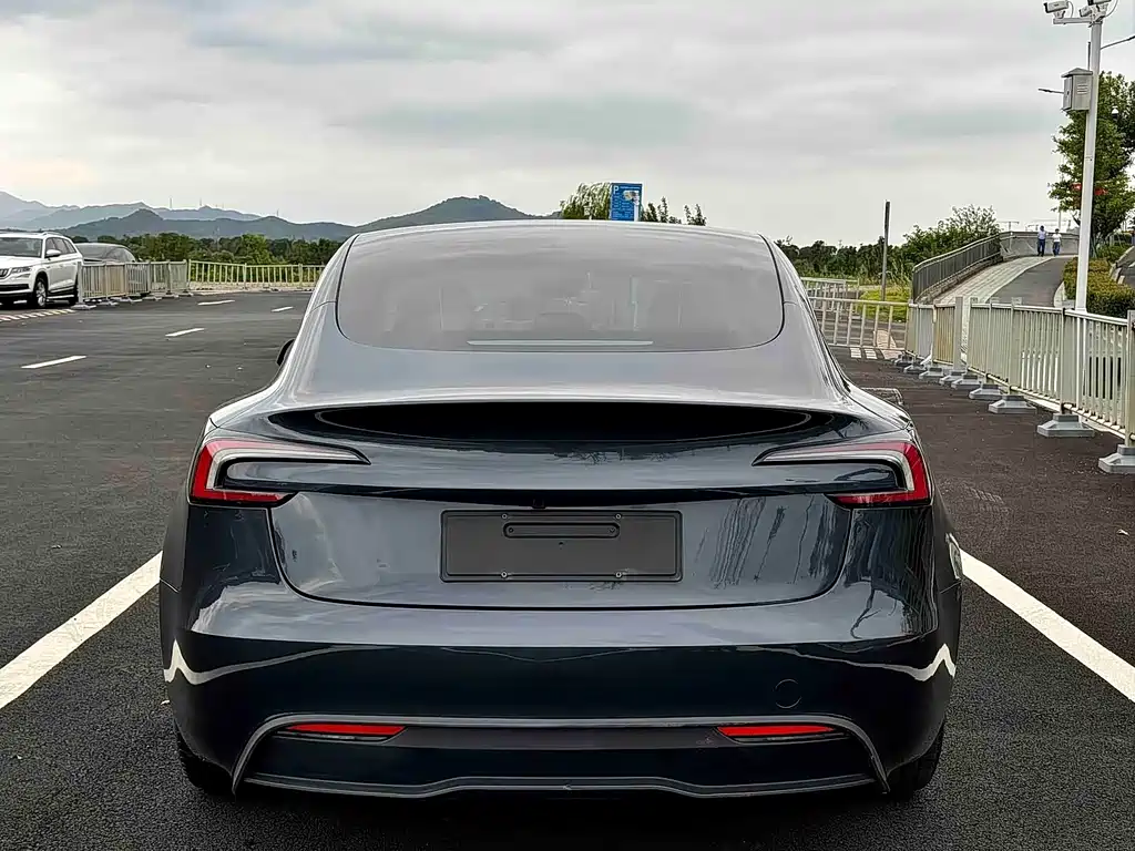 Tesla Model 3 — миниатюра 10