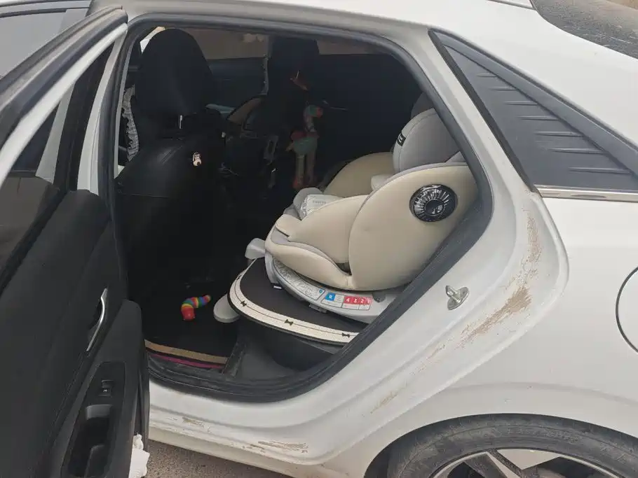 Hyundai Elantra — миниатюра 10