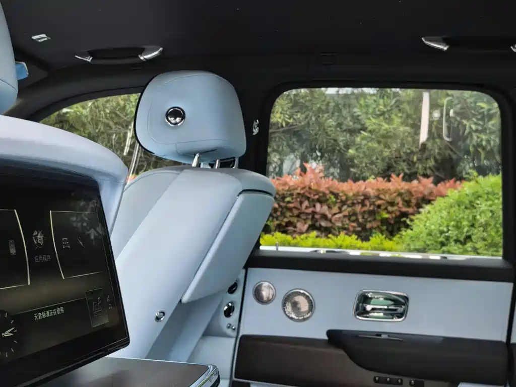 Rolls-Royce Cullinan 2024 мест