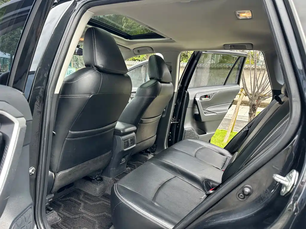 Toyota RAV4 — миниатюра 8