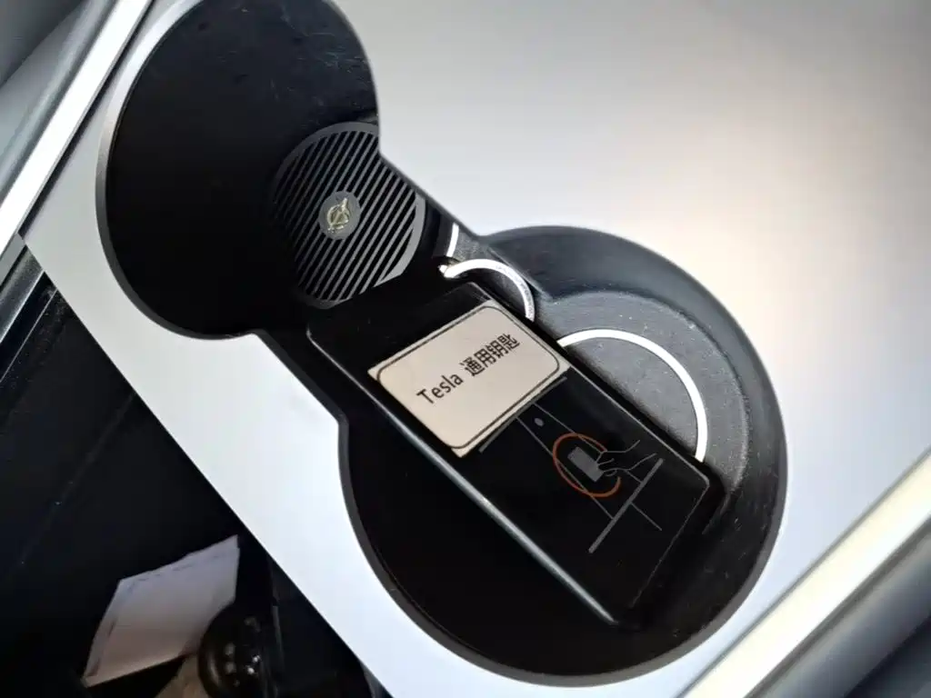 Tesla Model 3 — миниатюра 9